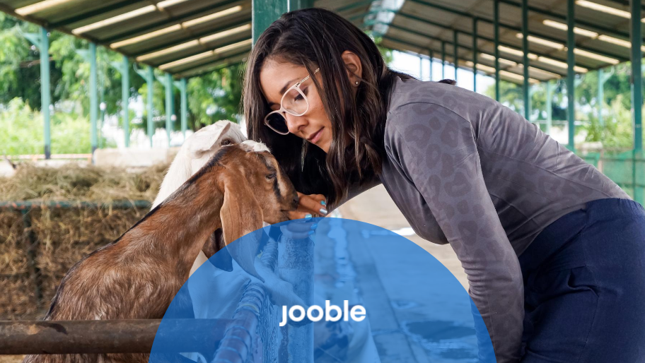 17 Popular Jobs That Involve Working With Animals