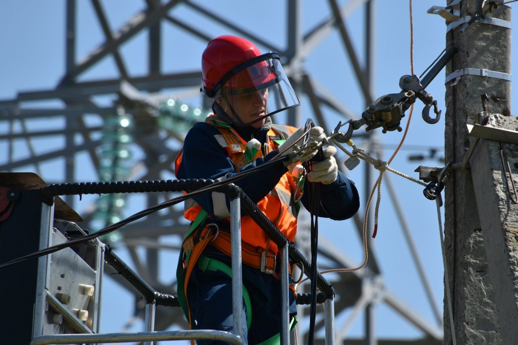 Choosing Between Residential and Commercial Electricians